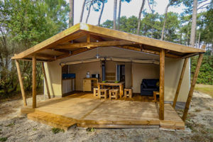 schattiger campingplatz in der nahe des ozeans moliets plage